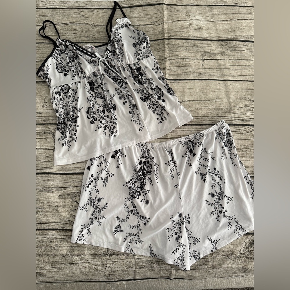 Beautiful 2-piece set sleepwear: top and shorts, fresh for summer nights. Size L
